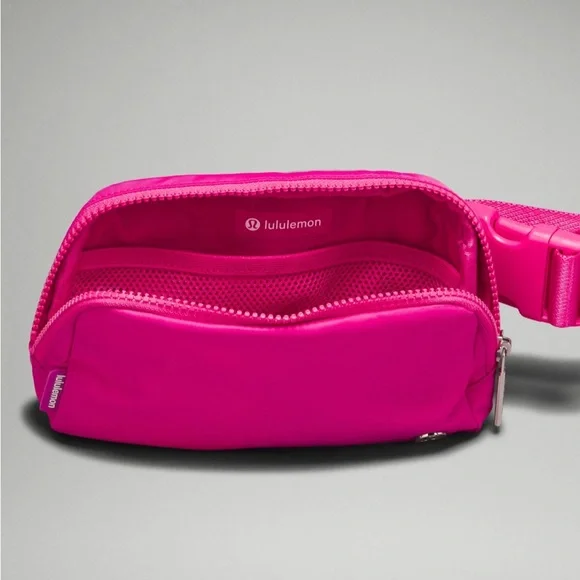 NWT Lululemon Everywhere Belt Bag 1L in Sonic Pink - Picture 3 of 6